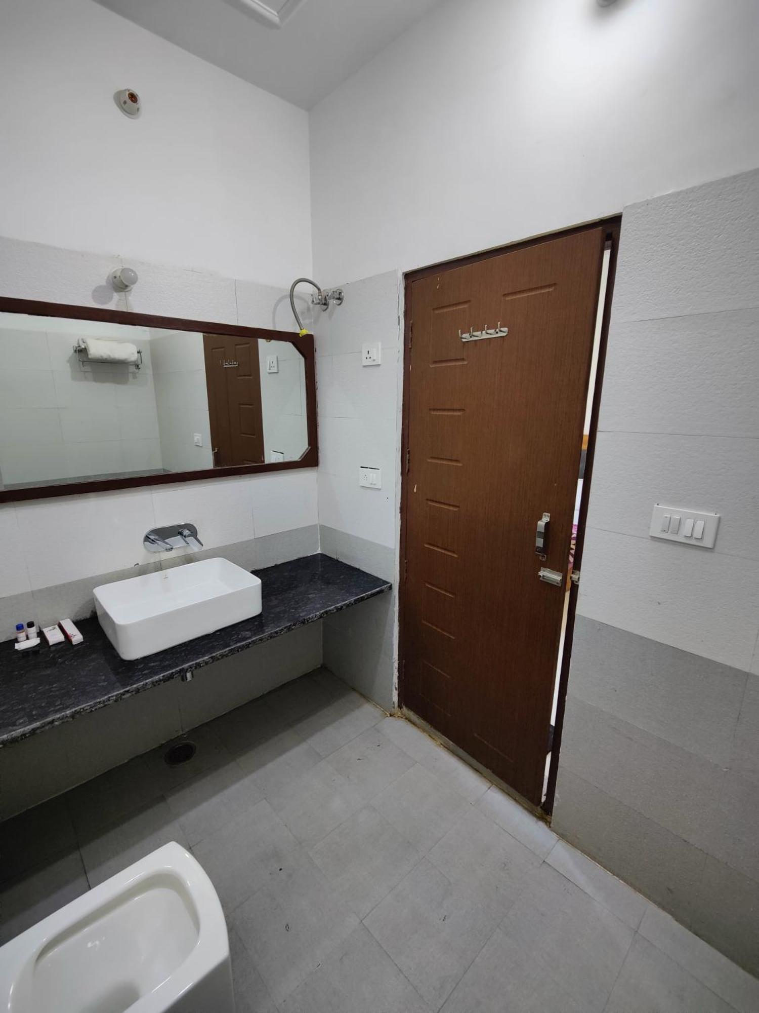 Alaknanda Motel & Restaurant Rudraprayāg Екстериор снимка